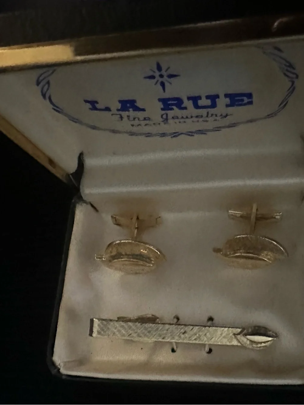 La Rue Vintage Gold Tone Men's Cufflinks and Tie Bar Set